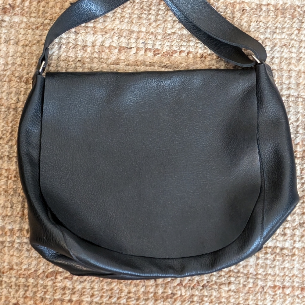 M0851 shoulder bag leather black